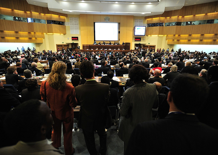 Image représentant un groupe de personne assistant à une conférence, symbole d'une volonté de transmettre au plus grand nombre pour un impact durable