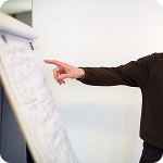 Photo d'une personne qui présente un document.